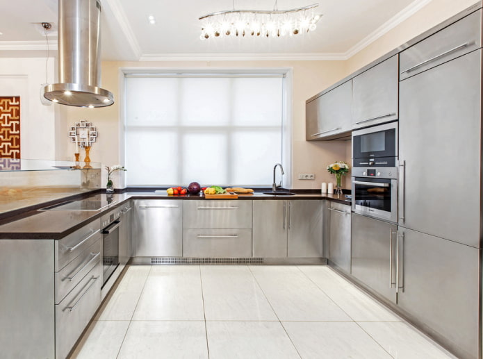 Carrelage blanc à l'intérieur de la cuisine