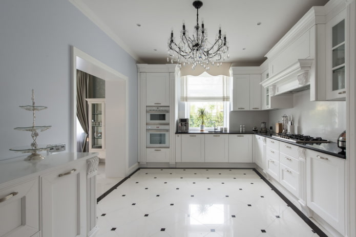 Carrelage blanc à l'intérieur de la cuisine