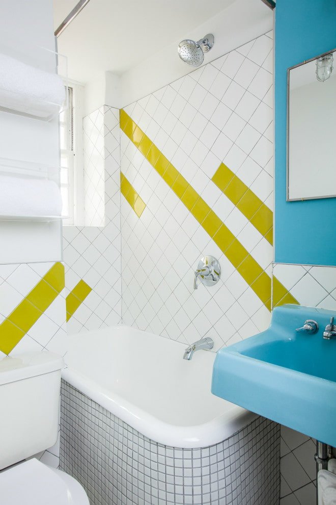 Carrelage diagonal blanc aux accents jaunes