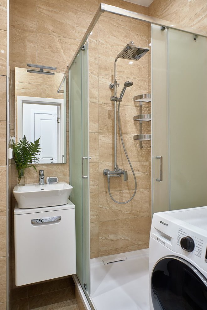 Petite salle de bain avec machine à laver et douche