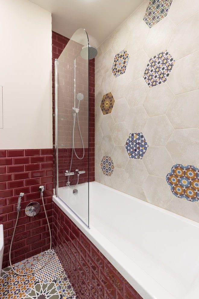 Espace douche et moitié du mur carrelé