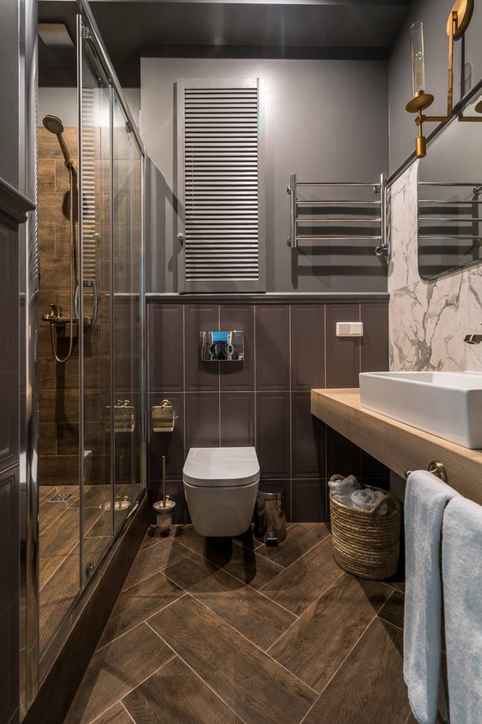 Carrelage dans la douche, le miroir et les toilettes