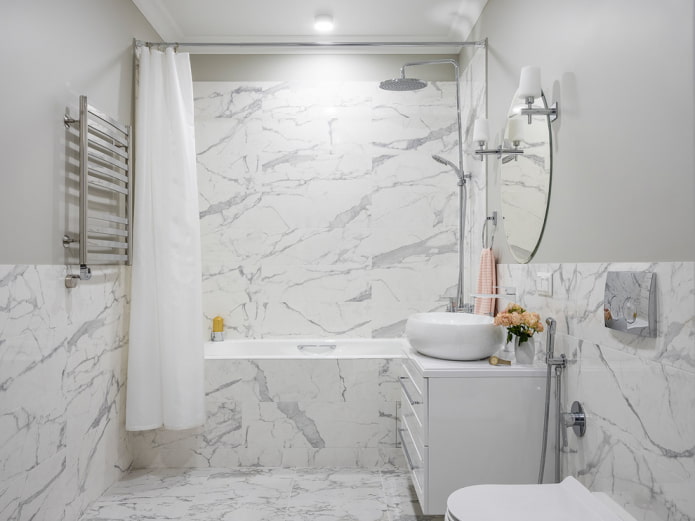 Carrelage en marbre sur un demi-mur et dans la douche