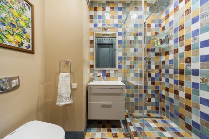 douche carrelée et mur peint en beige