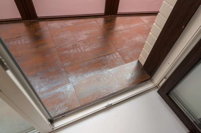 carrelage sur le seuil du balcon intérieur