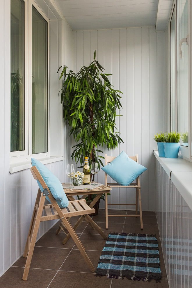 Carrelage au sol à l'intérieur du balcon
