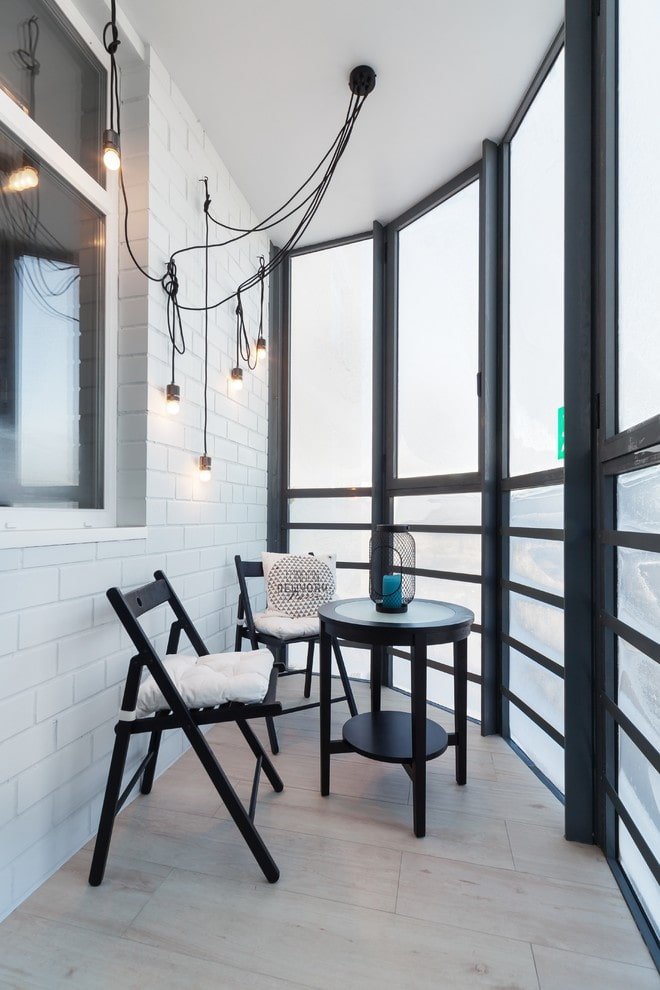 Carrelage au sol à l'intérieur du balcon