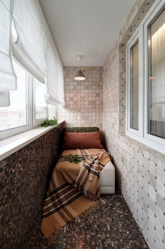 carrelage sur les murs à l'intérieur du balcon
