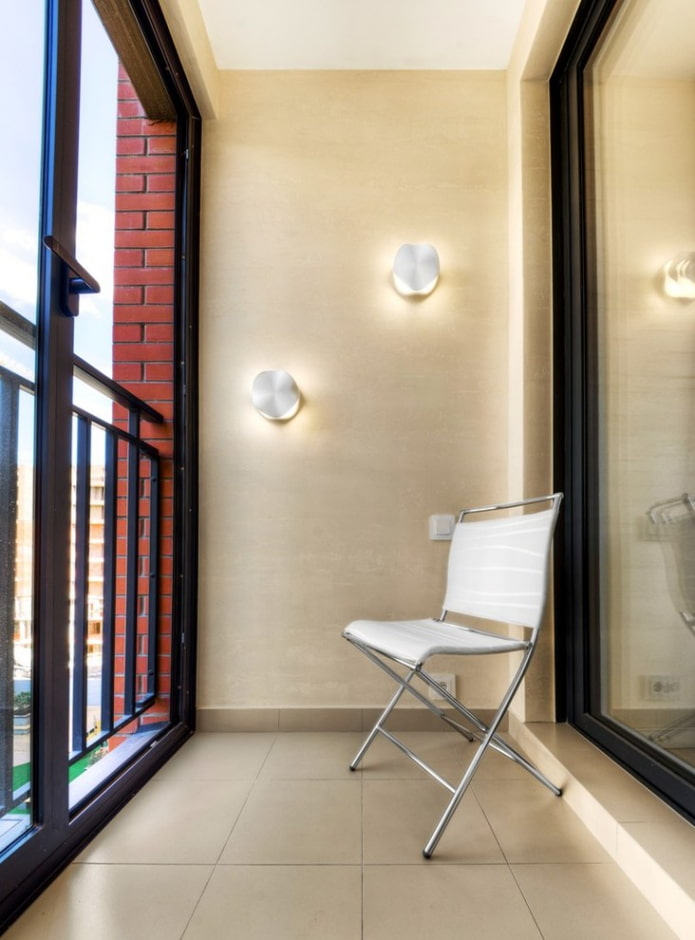 carrelage au sol d'un balcon fermé