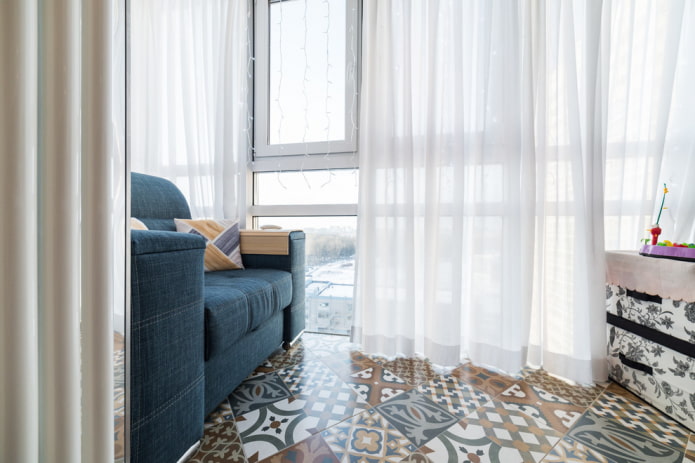 carrelage patchwork à l'intérieur d'un balcon