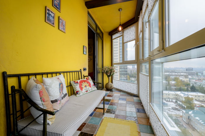 Carrelage au sol à l'intérieur du balcon