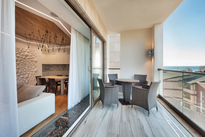 carrelage imitant le stratifié à l'intérieur du balcon
