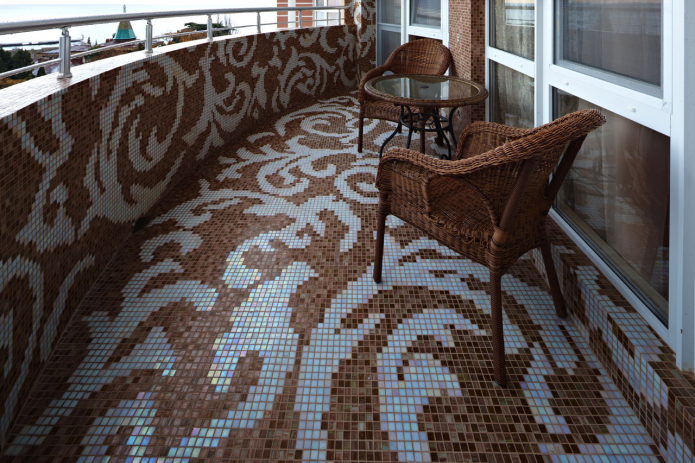 carrelage mosaïque à l'intérieur du balcon