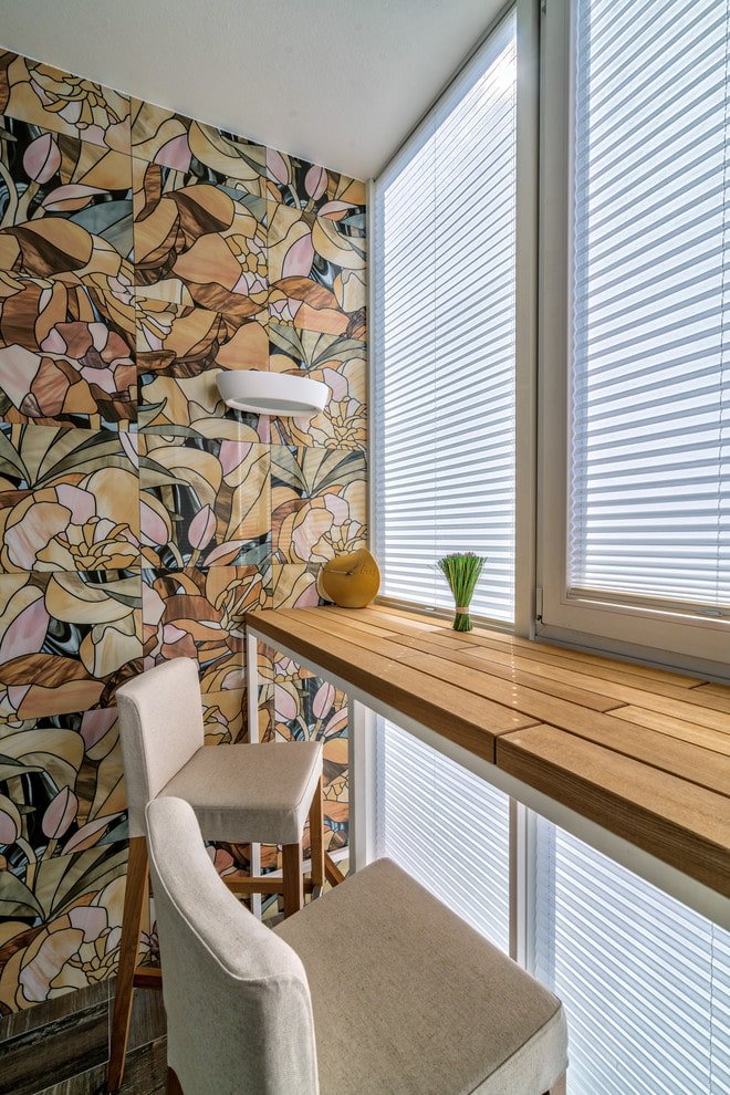 carrelage mural à l'intérieur du balcon