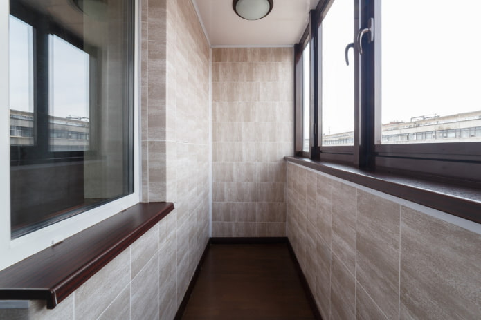 carreaux de fenêtre sur les pentes du balcon