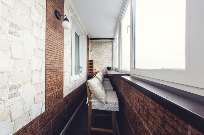 carrelage marron sur les murs à l'intérieur du balcon