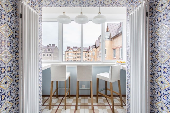 carrelage en damier sur le balcon