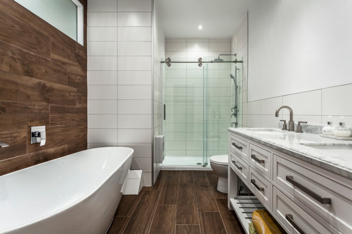 Carrelage imitation bois dans la salle de bain