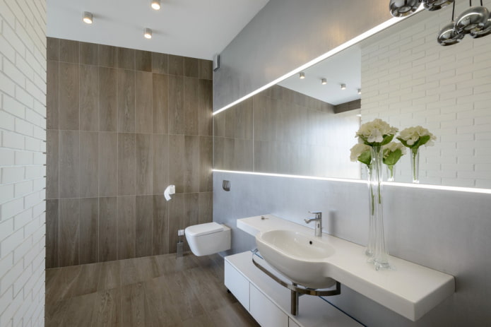 carrelage en bois à l'intérieur des toilettes
