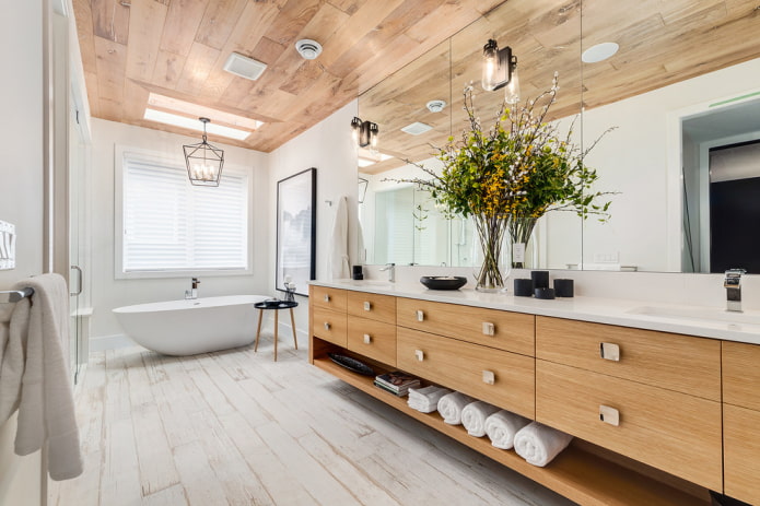 carrelage de plafond effet bois dans la salle de bain