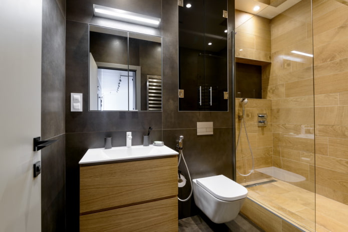 Douche avec carrelage imitation bois dans la salle de bains
