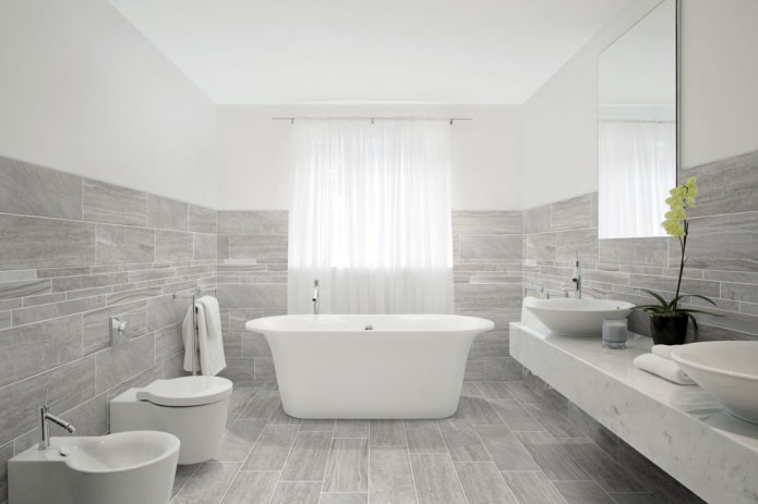 Carrelage imitation bois dans la salle de bain