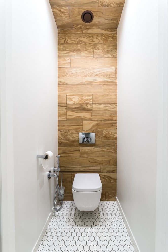 carrelage en bois à l'intérieur des toilettes