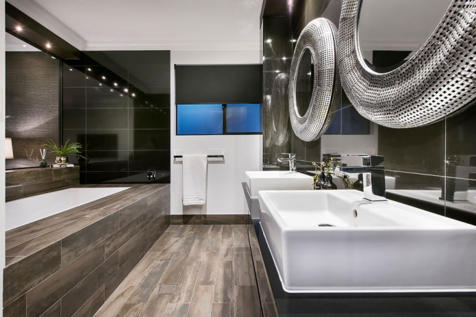 Paroi de salle de bain avec des carreaux imitation bois à l'intérieur de la salle de bain