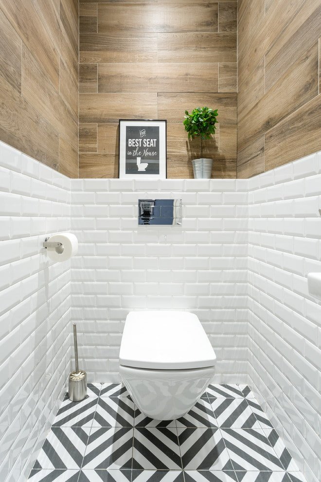 Carrelage en bois à l'intérieur des toilettes