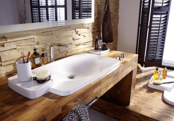 Plan de travail avec carrelage imitation bois dans une salle de bain