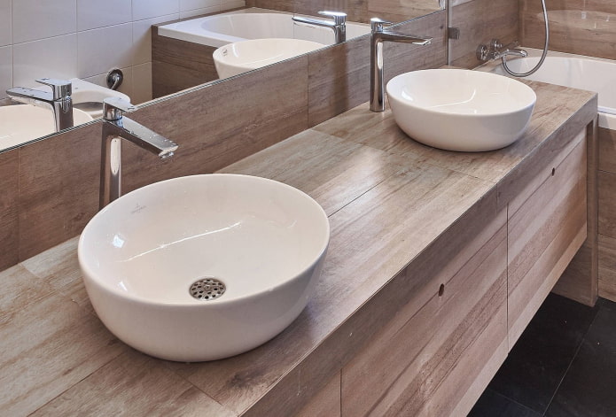 Plan de travail avec carrelage imitation bois dans une salle de bain