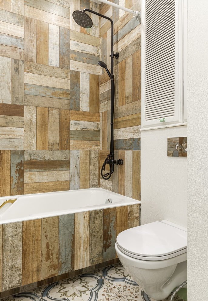 Design de carrelage en bois dans la salle de bain
