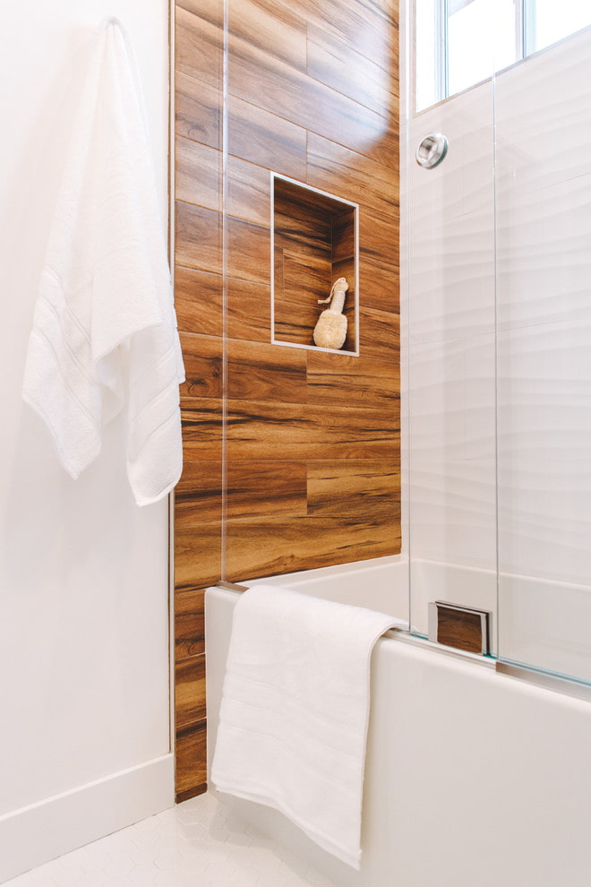 Carrelage imitation bois dans la salle de bain