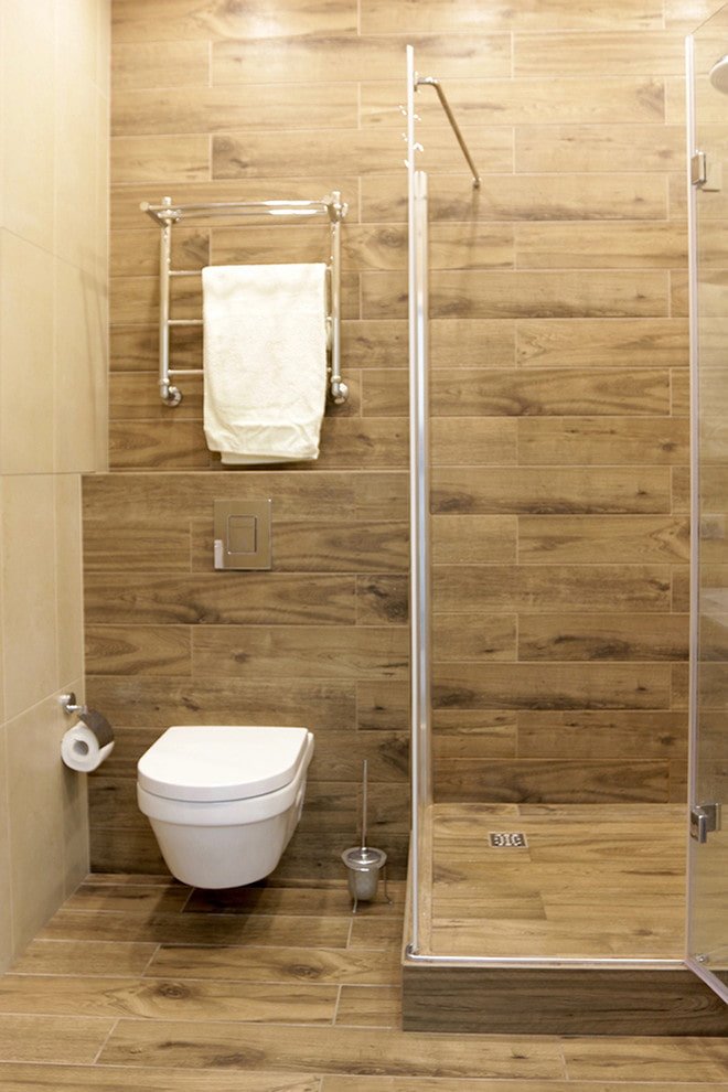 Disposition de carreaux imitation bois dans la salle de bain