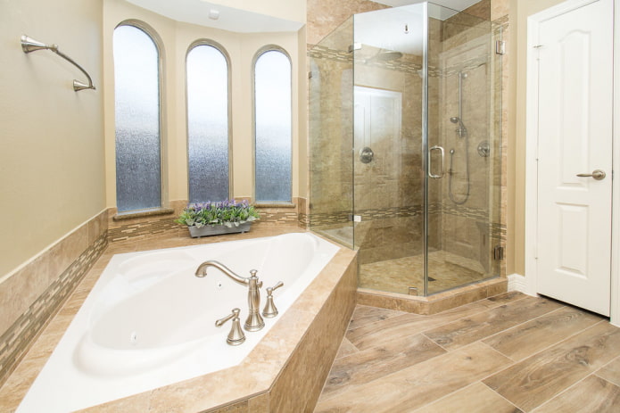 Carrelage imitation bois dans une salle de bain de style classique