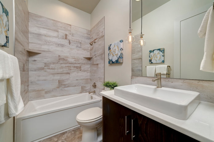 Design de carrelage en bois dans la salle de bain