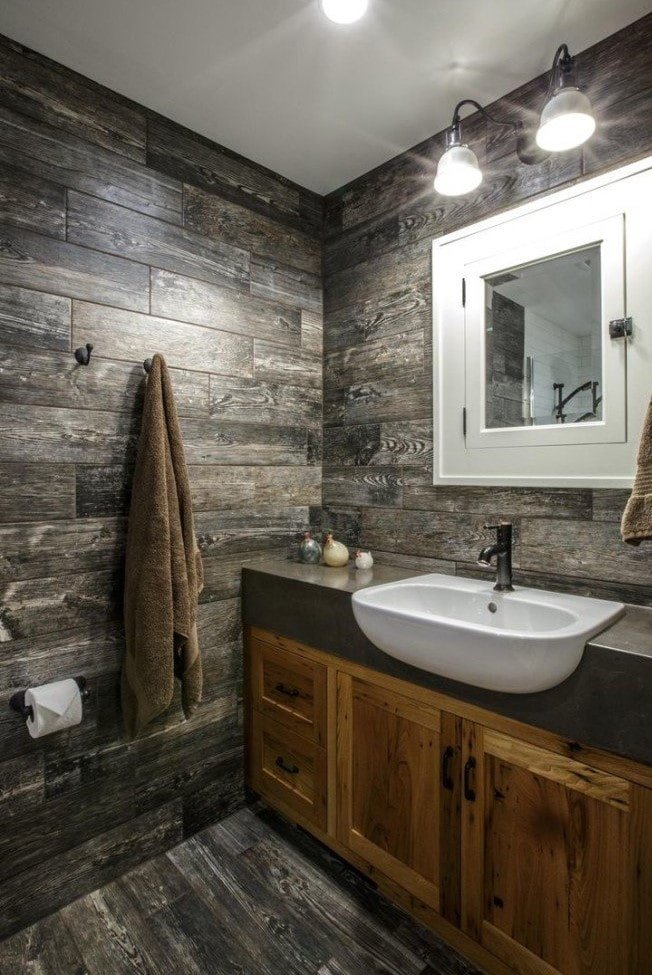 Design de carrelage en bois dans la salle de bain