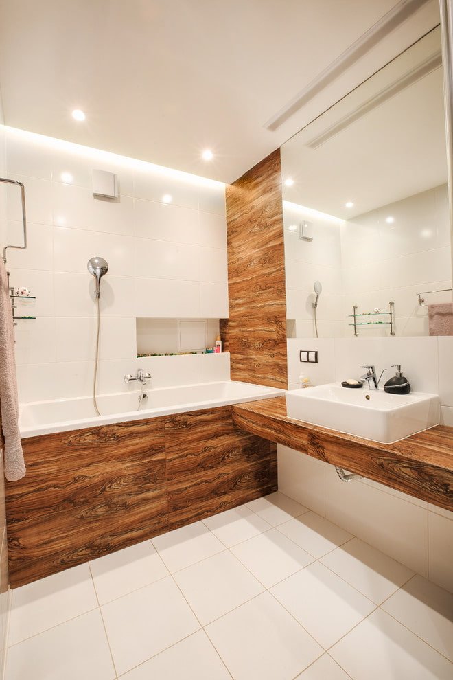 Carrelage imitation bois dans la salle de bain