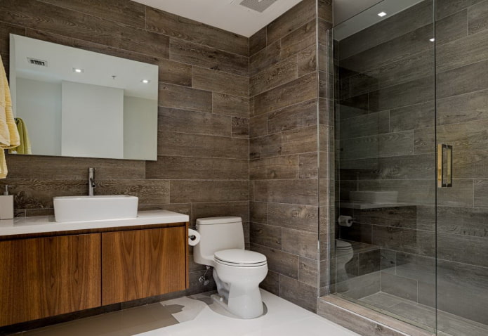 Carrelage imitation bois dans la salle de bain