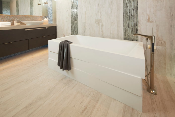 Carrelage imitation bois dans la salle de bain