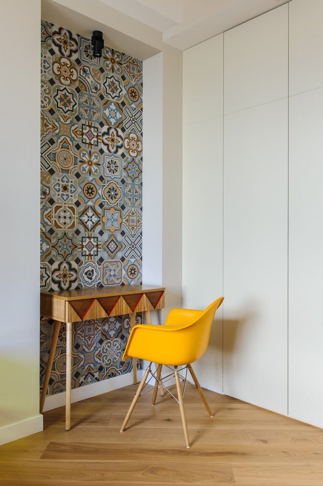 Revêtir une niche de carrelage multicolore