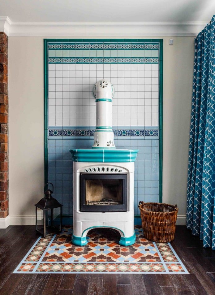 Carreaux combinés près du poêle