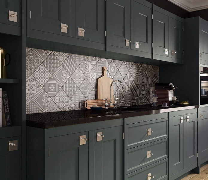 Carrelage patchwork à l'intérieur de la cuisine