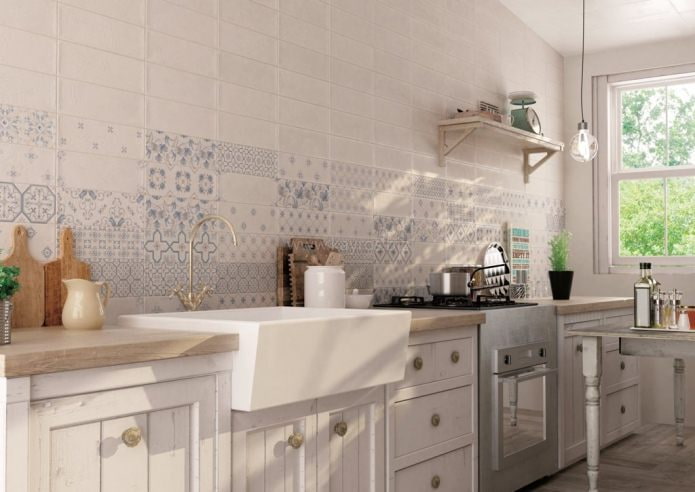 Carreaux patchwork dans une cuisine de style rétro