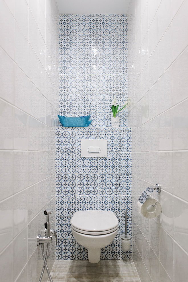 intérieur d'une toilette dans un appartement Khrouchtchev