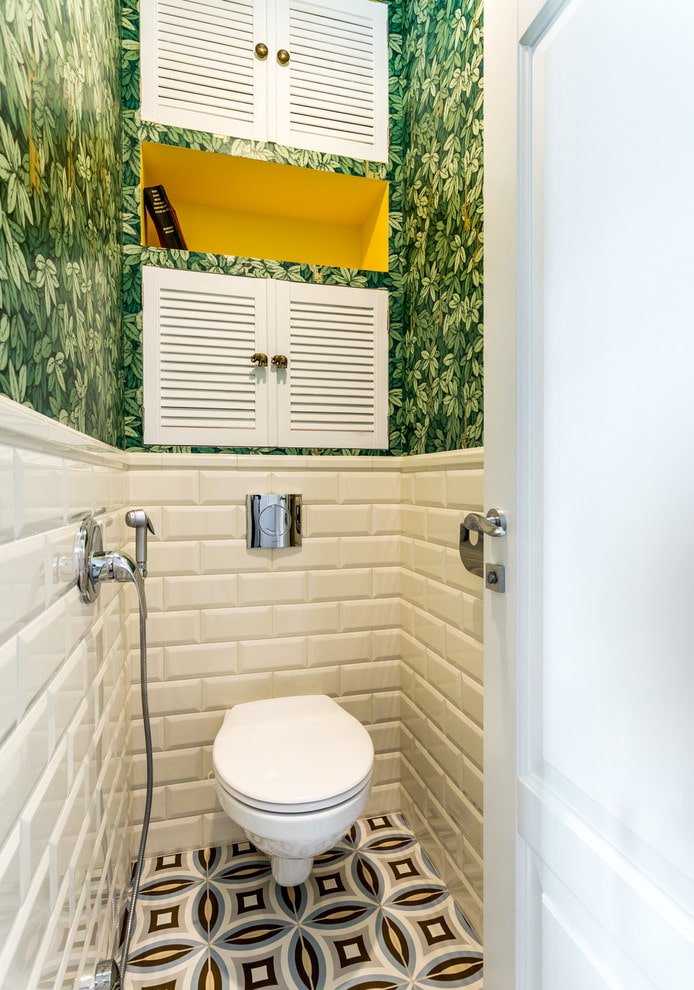 Armoire intégrée dans les toilettes