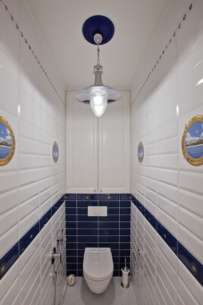 Armoire à l'intérieur d'une petite toilette