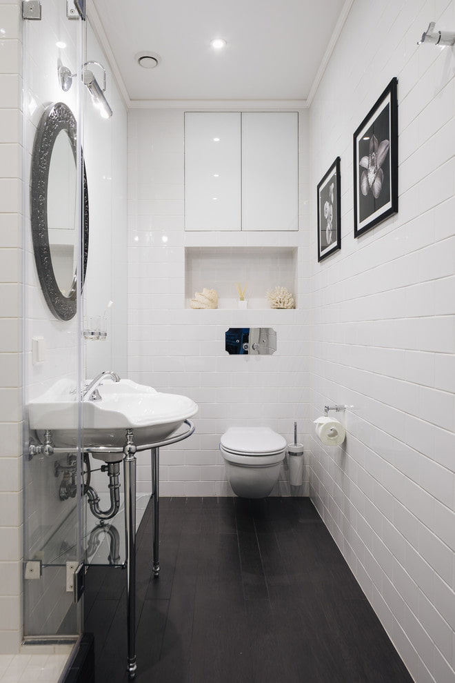Armoire dans une niche à l'intérieur des toilettes