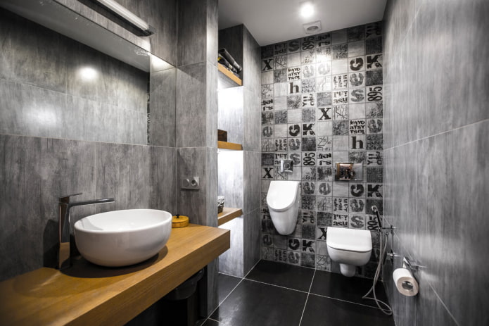 toilettes spacieuses et sombres