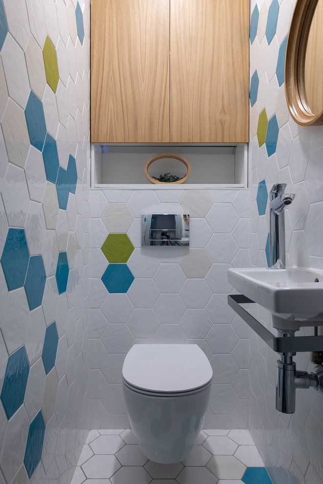 Armoire encastrée dans les toilettes